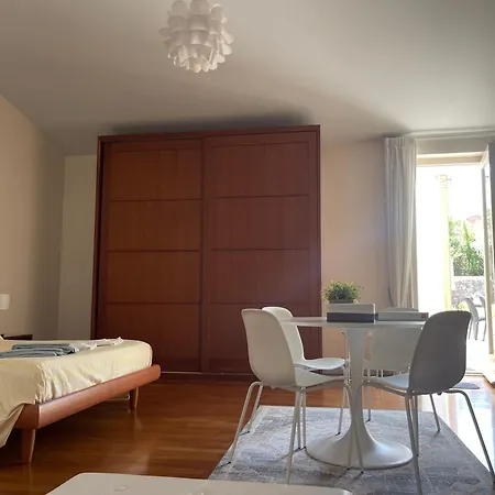 アパート Demenna