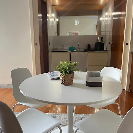 アパート Demenna